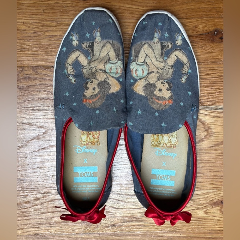Women’s TOMS x Disney Snow White shoes Size 8.5